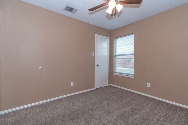 Building Photo - Spacious Three Bedroom Home!!