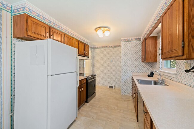 Building Photo - 3Bd/1.5 Bath Home -- IRRESISTIBLE PROMOTION if a lease is signed for 1/1/2025!