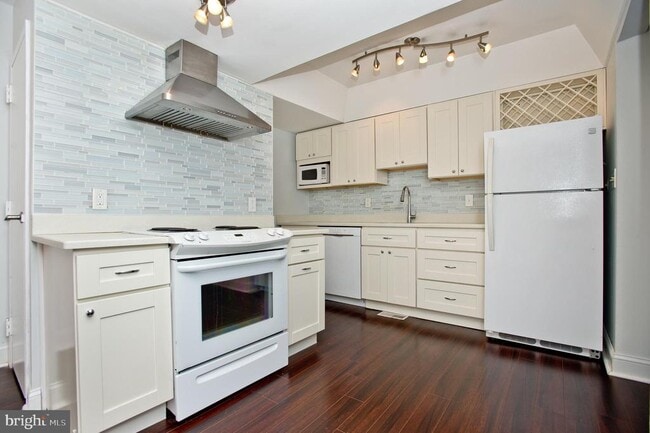 Building Photo - 126 E Chelsea Cir