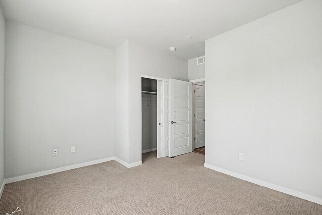 Building Photo - Updated 2 Bed / 2 Bath Corner Condo in Parker – Ground Level Convenience!