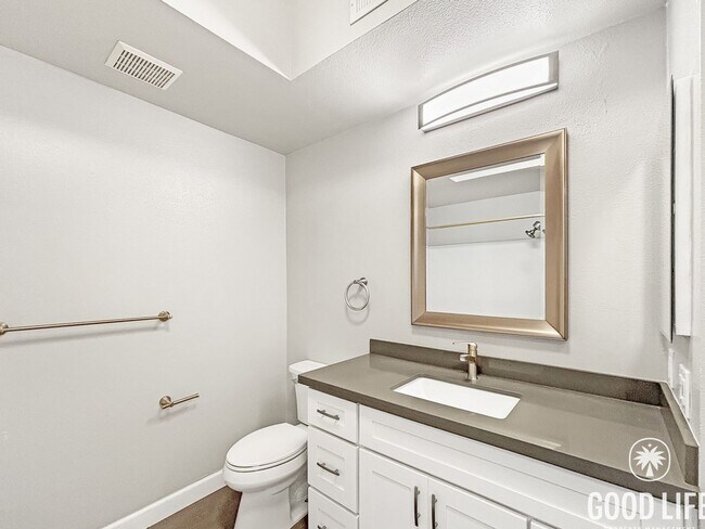 Building Photo - Sleek 1B/1BA Condo in the Heart of Marina District with A/C, In-Unit W/D & Reserved Parking!