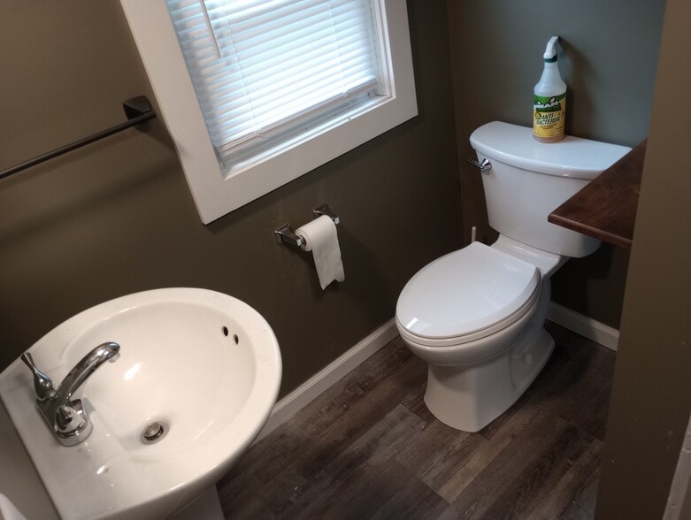 Building Photo - 206 E 8th St