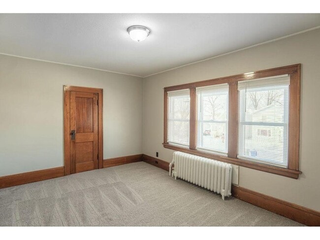 Building Photo - 890 Arkwright St N