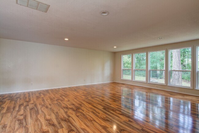 Building Photo - Newly Renovated 3 Bedroom in Oak Harbor
