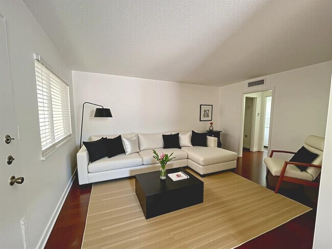 Building Photo - 3106 Duval St