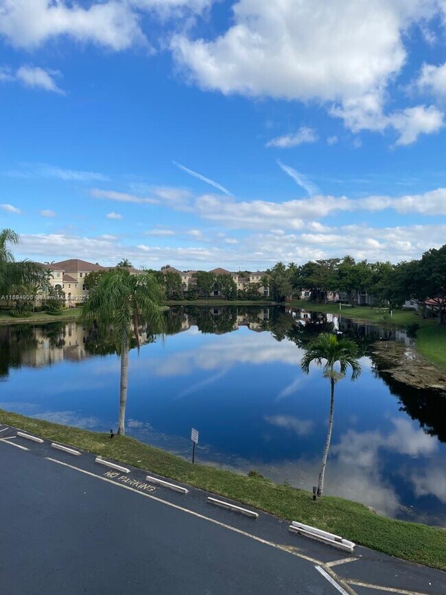 Building Photo - 250 Jacaranda Dr