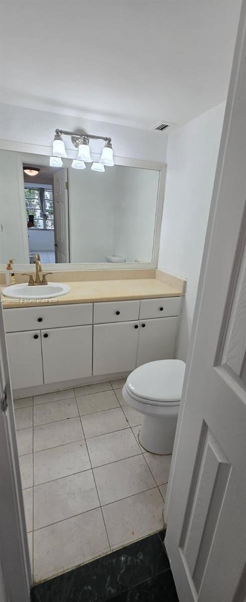 Building Photo - 2016 Bay Dr