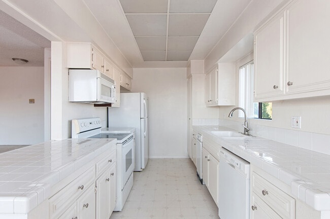 Building Photo - HUGE 2BD/2BA CONDO IN MISSION HILLS - AMAZ...