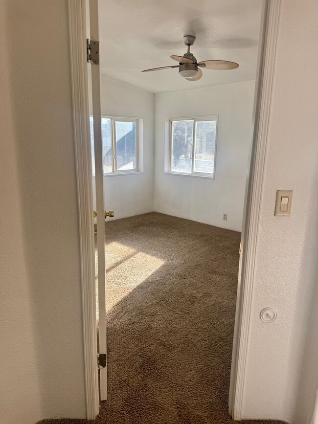 Building Photo - 3 bedroom 2.5 bath home with fenced yard and garage