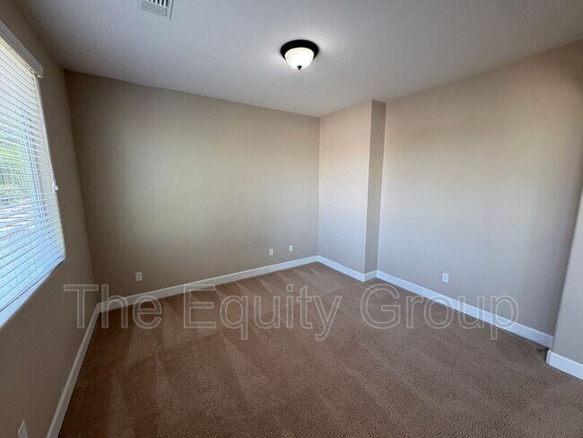 Building Photo - 3116 W Buena Vista Ave