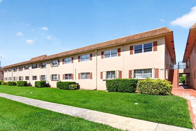 Building Photo - 600 SW 2nd Ave