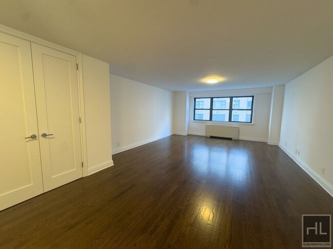 Building Photo - 400 E 89th St