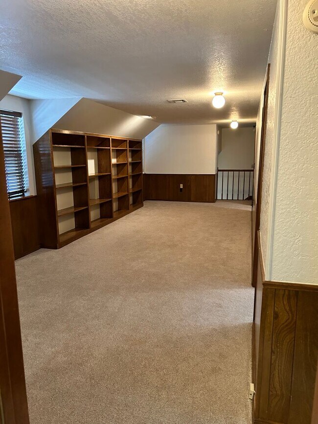 Building Photo - AVAILABLE SEPTEMBER 10TH Charming 4 bed 2....