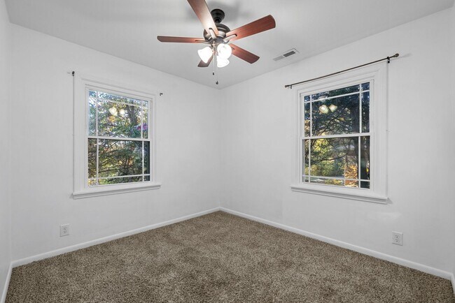 Building Photo - 2056 Lintwood Dr