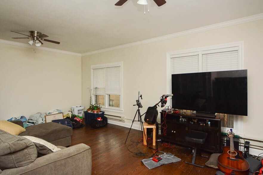 Building Photo - 706 W Roscoe St