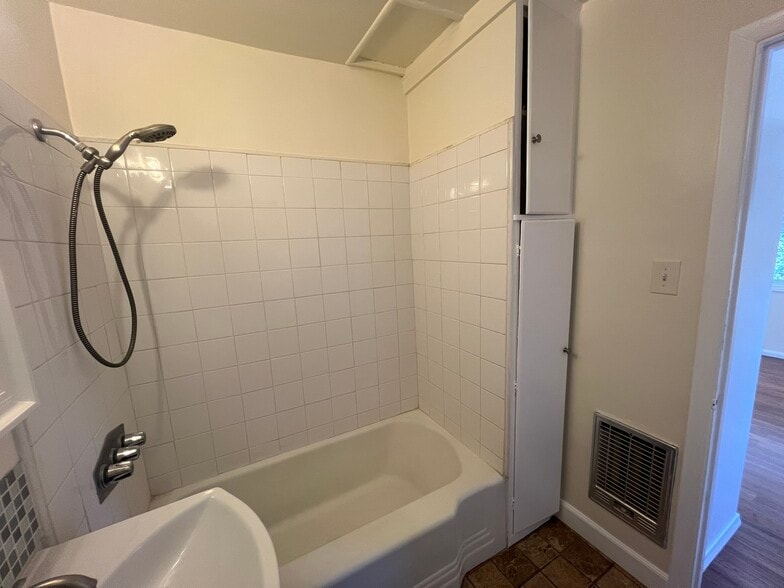 Building Photo - 2019 Cypress Ave