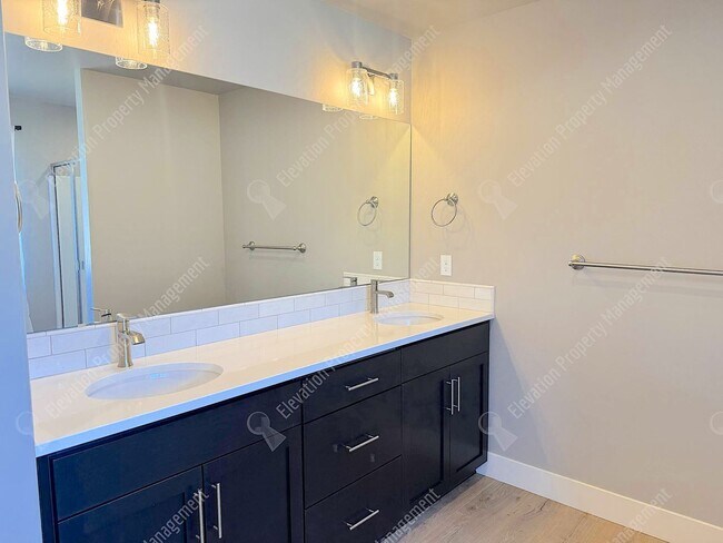 Building Photo - 4BR - 2.5 BA SE Bend home in great neighborhood with park and pool!