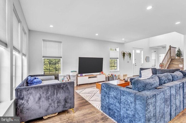 Building Photo - 1 Larkspur Ln