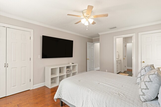 Building Photo - 168 Palmera Ln
