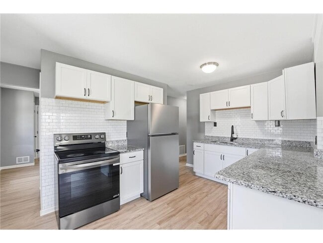 Building Photo - 1697 Rose Pl W