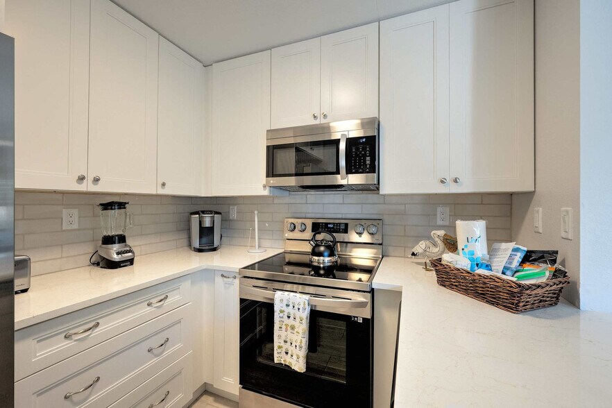 Building Photo - 655 8th Ave S