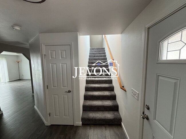 Building Photo - $500 Rent Credit - Charming 4-bedroom home with laundry and full kitchen, located near WA-17 and ...