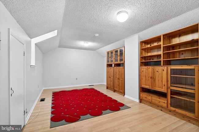 Building Photo - 70 Hampshire Dr