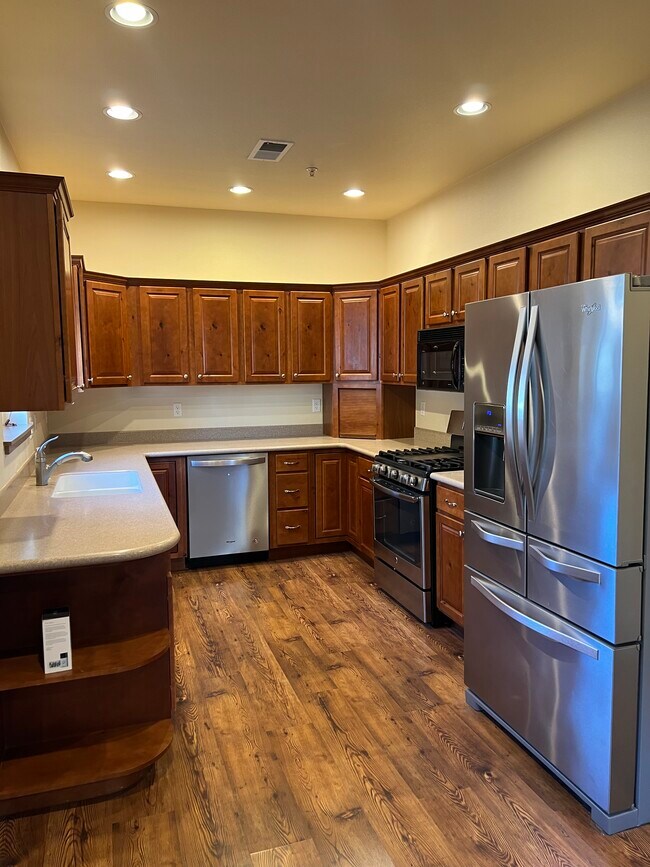 Kitchen / gas range - 113 Oak St