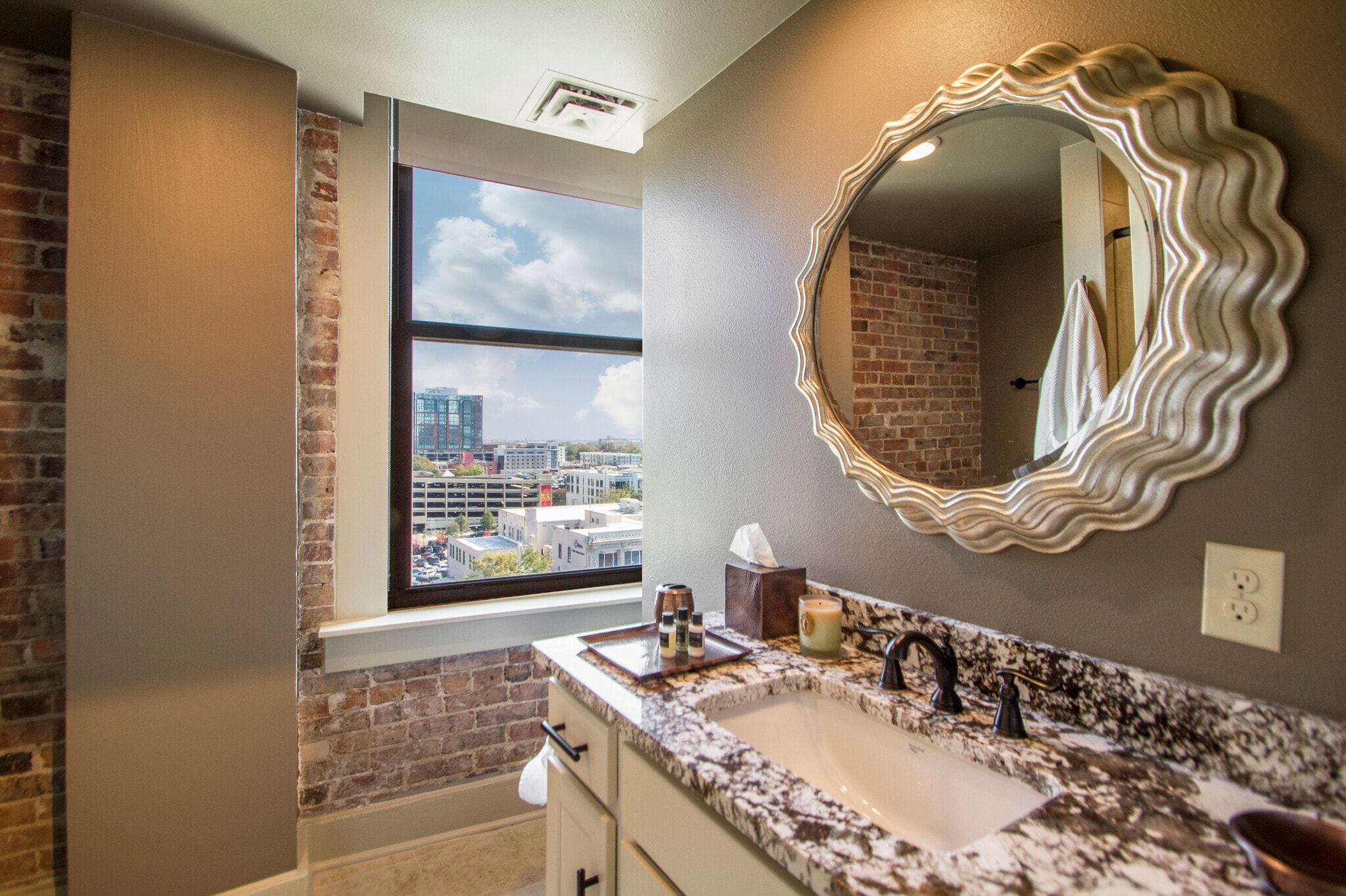 Building Photo - 221 W 2nd St