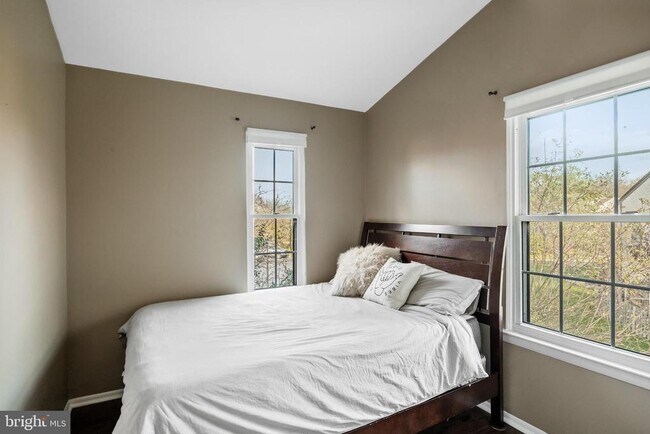 Building Photo - 44 Burgundy Dr