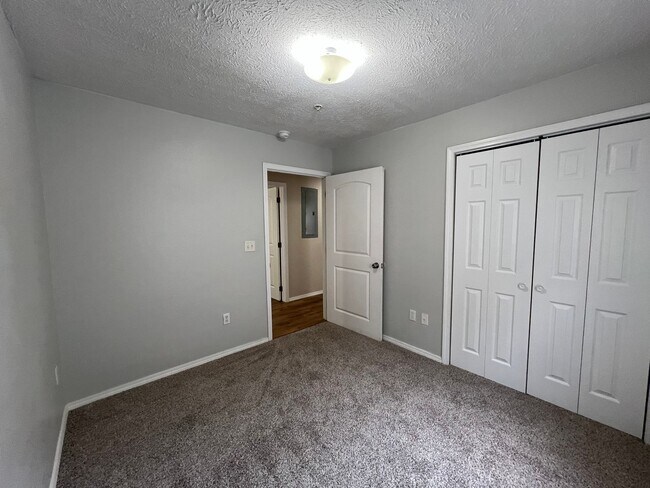 Building Photo - 105 Garden Cir