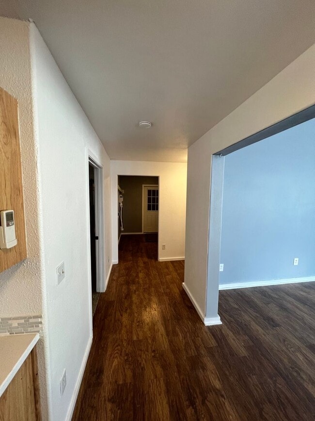 Building Photo - Beautiful Large Modern Shome located betwe...