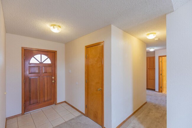 Building Photo - 3 Bedroom 2 Bath Home
