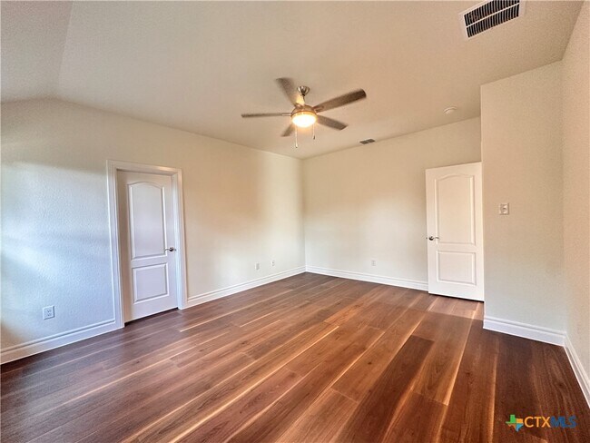 Building Photo - 2017 Ridge View Dr