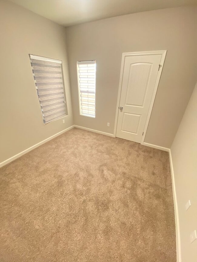 Building Photo - Modern 4-Bedroom Home in Northeast Bakersfield