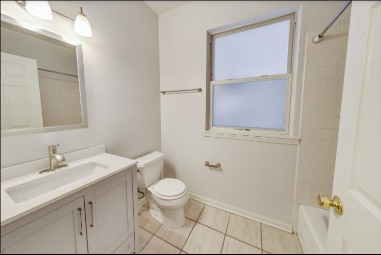 Building Photo - 2817 N Damen Ave