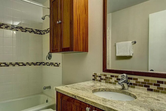 Building Photo - Stunning Sound & Olympic Mountain View Home in North Admiral