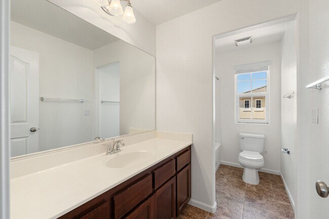 Building Photo - NICE TWO STORY TOWNHOME IN NATOMAS!