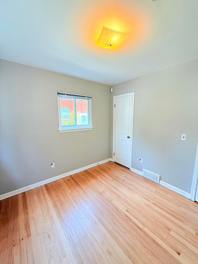 Building Photo - 1718 Cresthill Ave