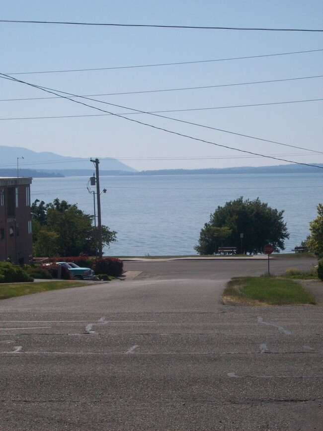 Building Photo - Right on the water 2 bedroom Condo!