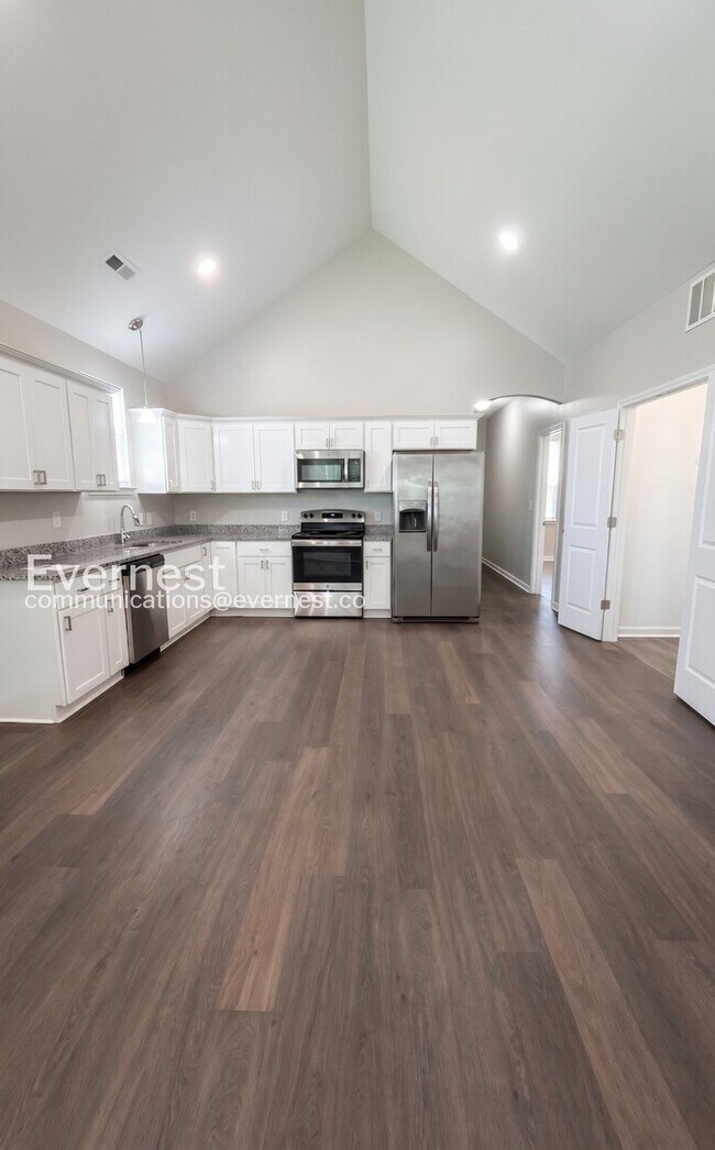 Building Photo - 3 Bed/2 Bath Home with Off-Street Parking / Pet-Friendly / Available Now!