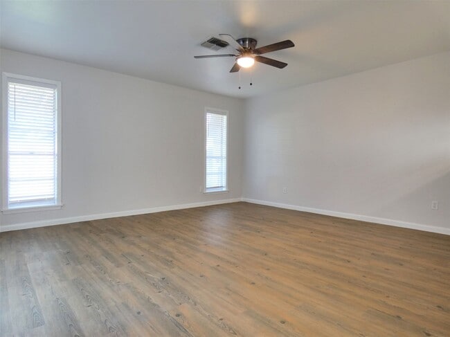 Building Photo - 606 Golfview Dr