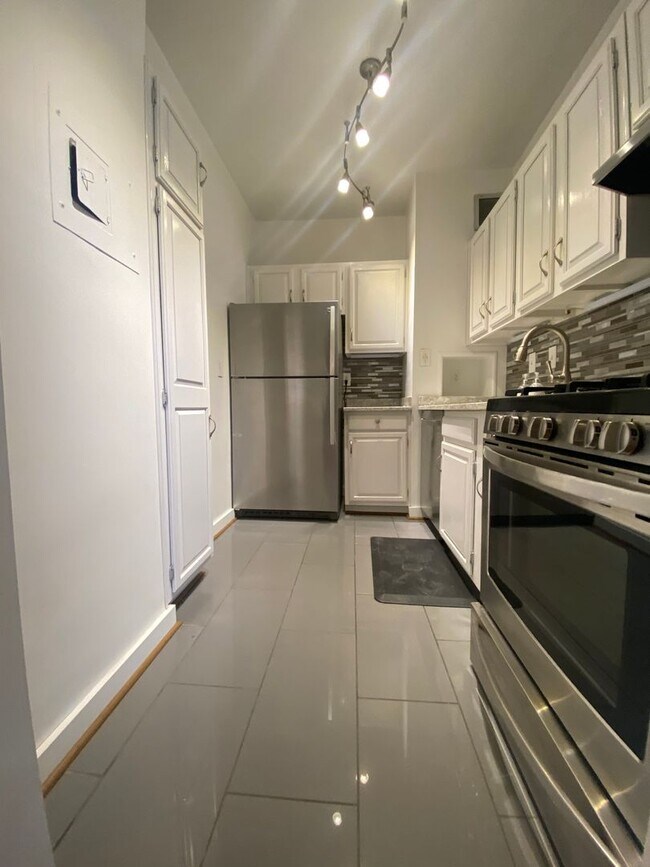 Building Photo - Updated One Bed One Bath Just a block from...