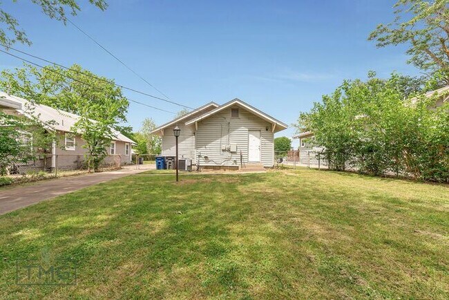 Building Photo - 2 Bed, 2 Bath Home Near TU