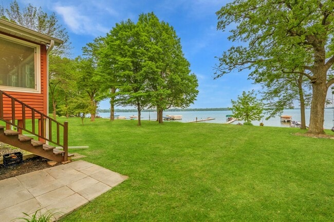 Building Photo - Rare green lake lake home for long term re...