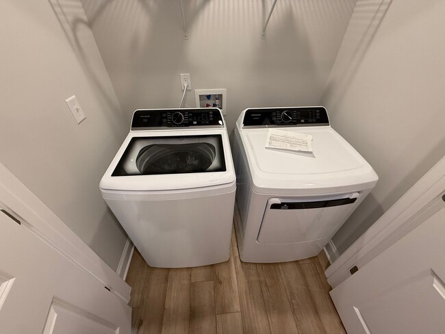 Building Photo - Brand New Townhome in Hickory Ridge School...