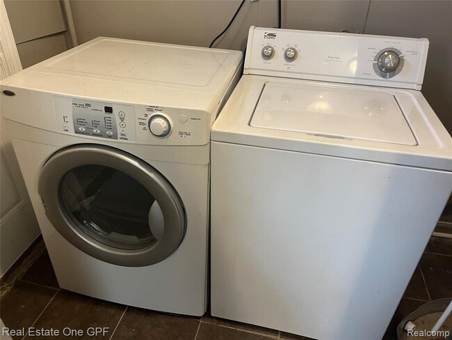 Building Photo - 21431 La Salle Blvd