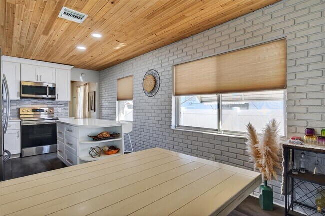 Building Photo - 2444 34th Ave N