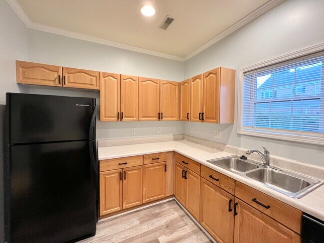 Building Photo - Spacious 2 Bed Condo!