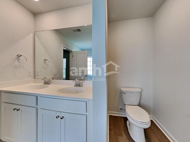 Building Photo - 517 Bush Dr